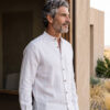 Hombre vistiendo camisa blanca de manga larga y cuello Mao en lino natural