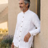 Hombre vistiendo camisa blanca de manga larga y cuello Mao en lino natural