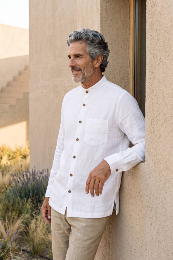 Hombre vistiendo camisa blanca de manga larga y cuello Mao en lino natural
