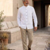 Hombre vistiendo camisa blanca de manga larga y cuello Mao en lino natural