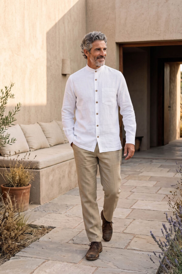 Hombre vistiendo camisa blanca de manga larga y cuello Mao en lino natural