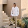 Hombre vistiendo camisa blanca de manga larga y cuello Mao en lino natural