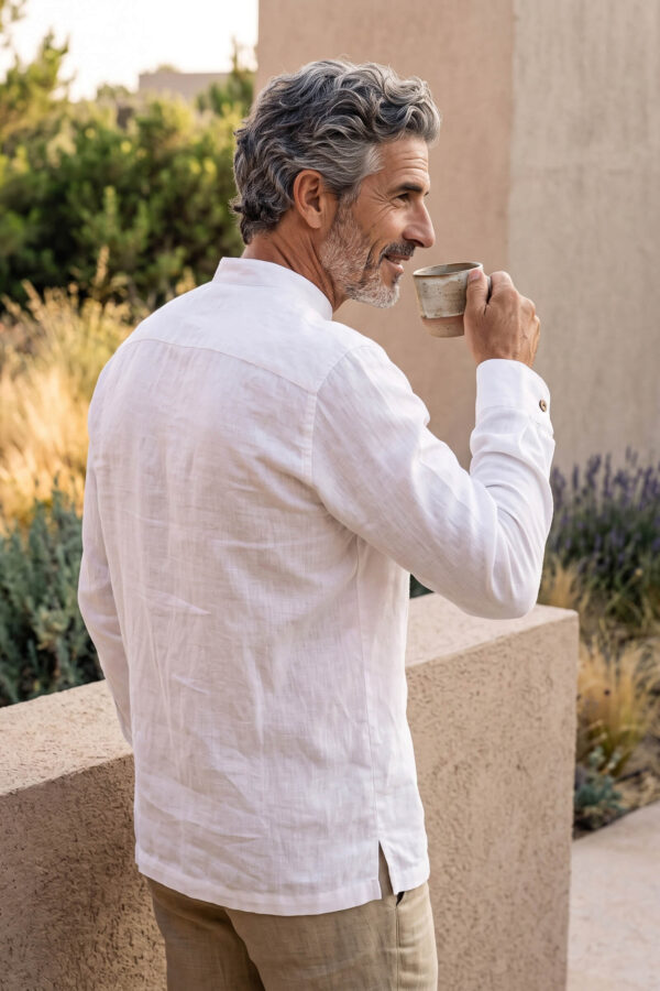 Hombre vistiendo camisa blanca de manga larga y cuello Mao en lino natural