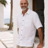 Hombre vistiendo camisa blanca de manga corta en lino natural