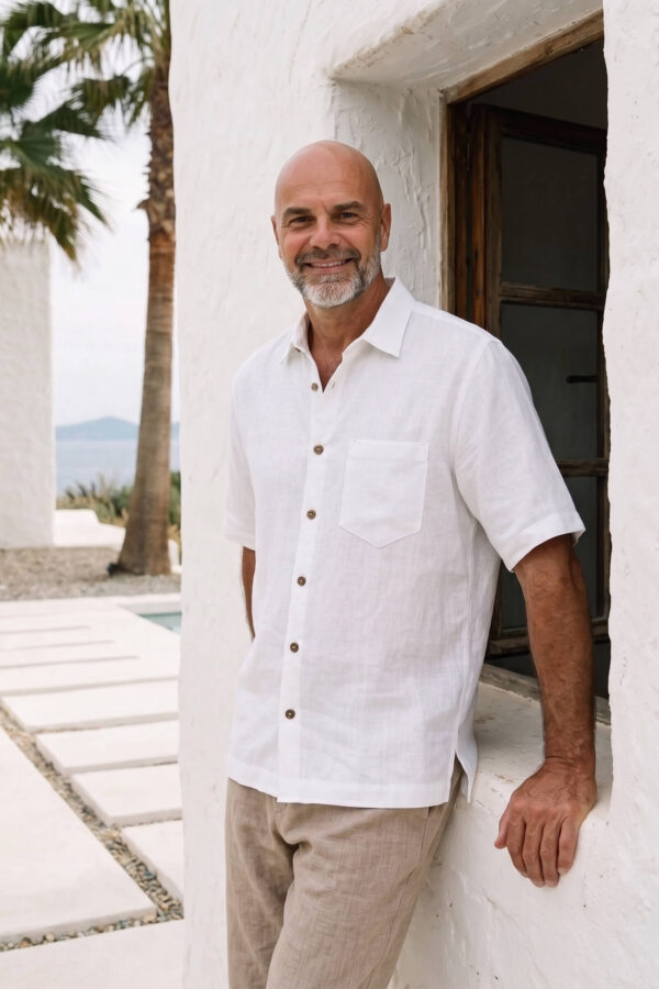 Hombre vistiendo camisa blanca de manga corta en lino natural
