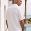 Hombre vistiendo camisa blanca de manga corta en lino natural