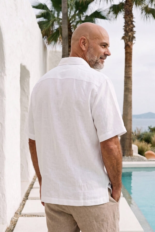 Hombre vistiendo camisa blanca de manga corta en lino natural