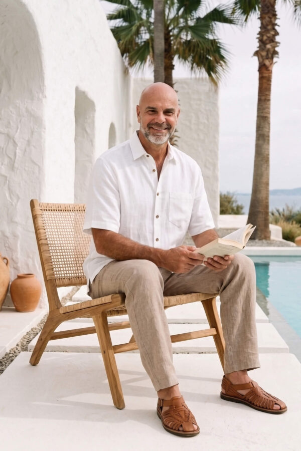 Hombre vistiendo camisa blanca de manga corta en lino natural