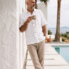 Hombre vistiendo camisa blanca de manga corta en lino natural