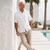 Hombre vistiendo camisa blanca de manga corta en lino natural