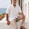 Hombre vistiendo camisa blanca de manga corta en lino natural
