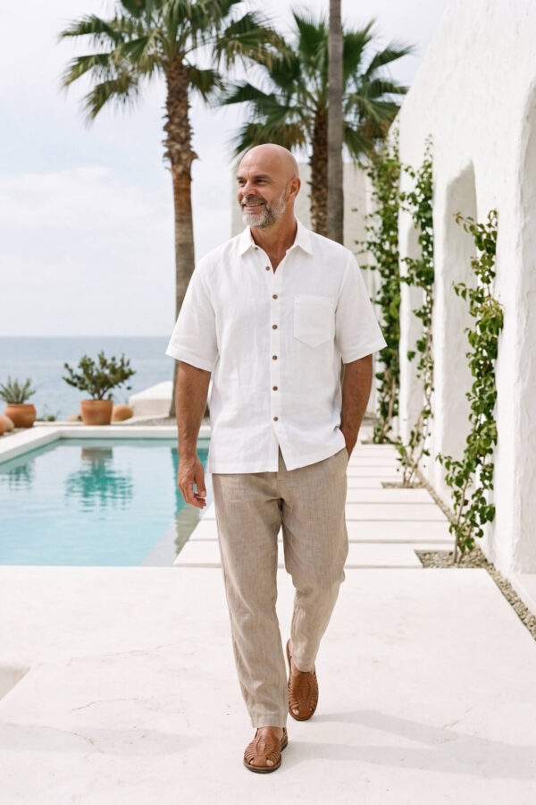 Hombre vistiendo camisa blanca de manga corta en lino natural