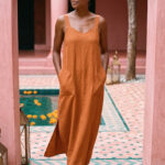 Mujer vistiendo vestido largo de lino bambú color naranja caramelo