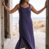 Mujer vistiendo vestido largo de lino color morado