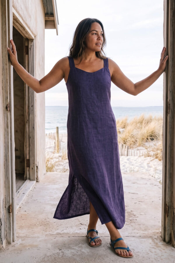 Mujer vistiendo vestido largo de lino color morado