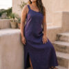 Mujer vistiendo vestido largo de lino color morado