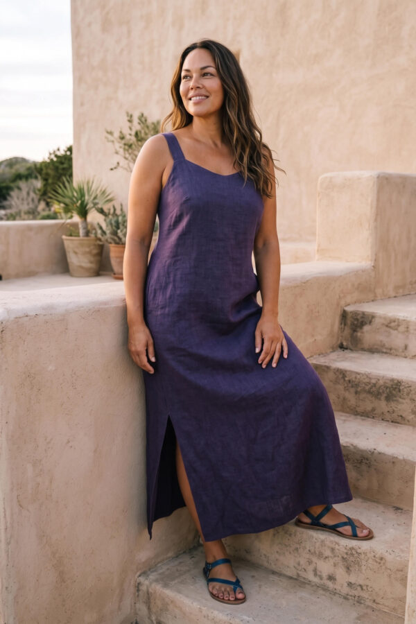 Mujer vistiendo vestido largo de lino color morado