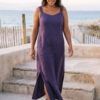 Mujer vistiendo vestido largo de lino color morado