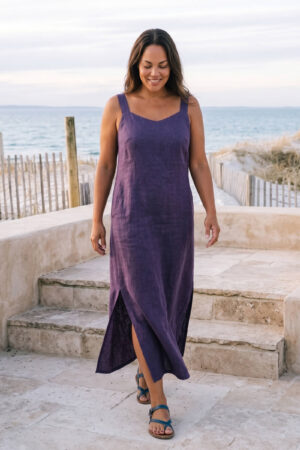 Mujer vistiendo vestido largo de lino color morado