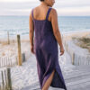 Mujer vistiendo vestido largo de lino color morado
