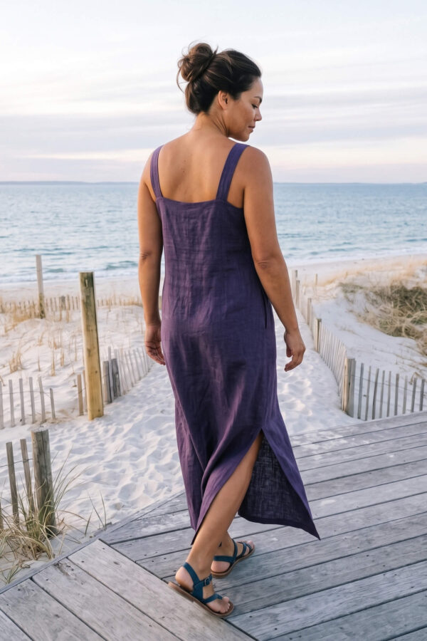 Mujer vistiendo vestido largo de lino color morado