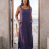 Mujer vistiendo vestido largo de lino color morado
