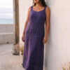 Mujer vistiendo vestido largo de lino color morado