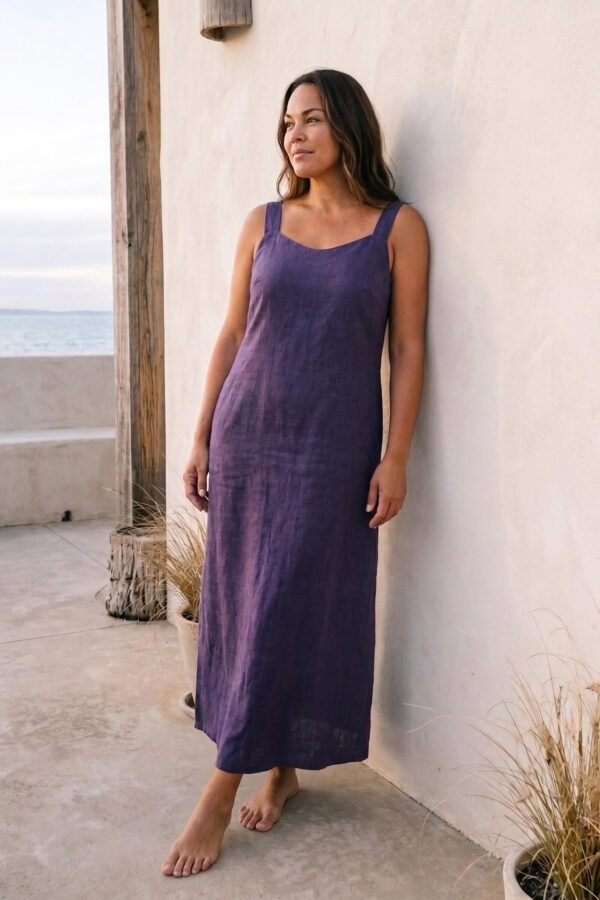 Mujer vistiendo vestido largo de lino color morado