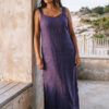 Mujer vistiendo vestido largo de lino color morado