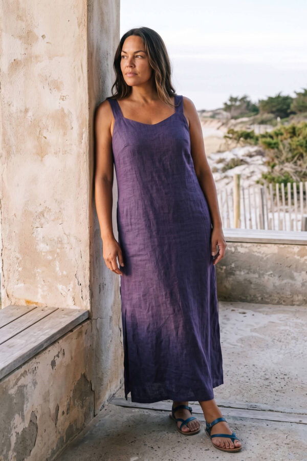 Mujer vistiendo vestido largo de lino color morado
