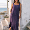 Mujer vistiendo vestido largo de lino color morado