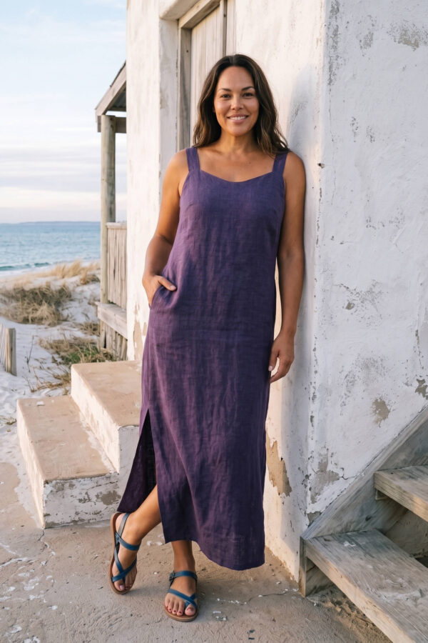 Mujer vistiendo vestido largo de lino color morado